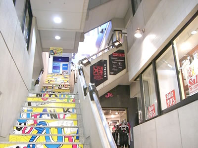 お店周辺の写真　詩の小路ビル（階段）